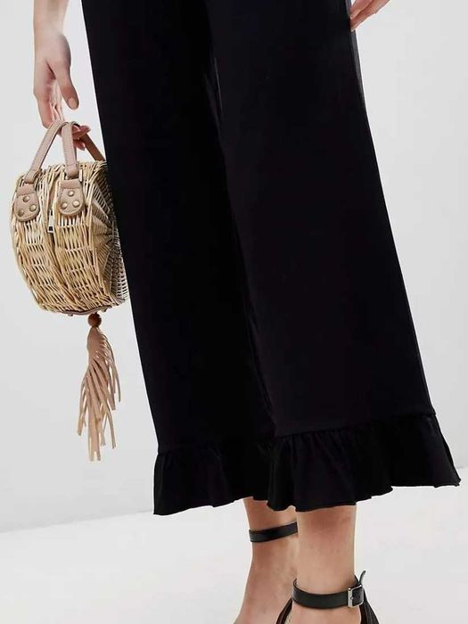 Calças malha pretas folhos Asos