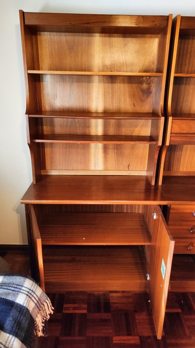 Estante com arrumação e escrivaninha