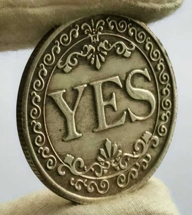 Сріблясто-Сіра Мідна Колекційна Монета, з Написом ТАК/Ні