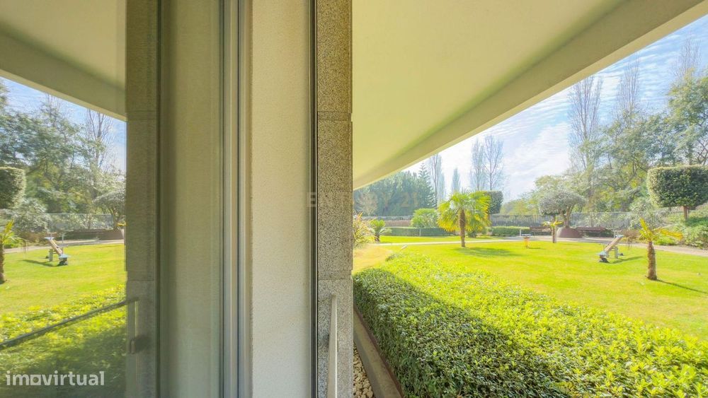 Luxuoso Apartamento T3 com 3 suítes e garagem box de Luxo no Condomíni