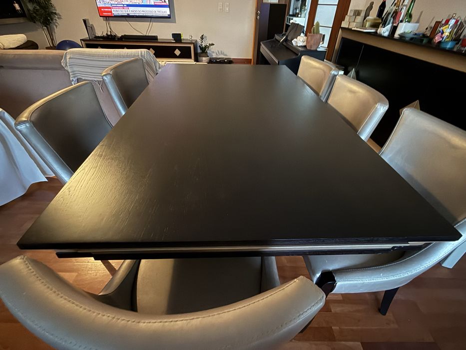 Mesa de sala extensivel  - 12 pessoas sentadas