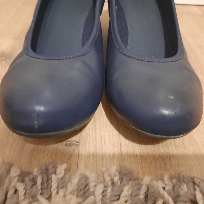 buty na małej koturnie
