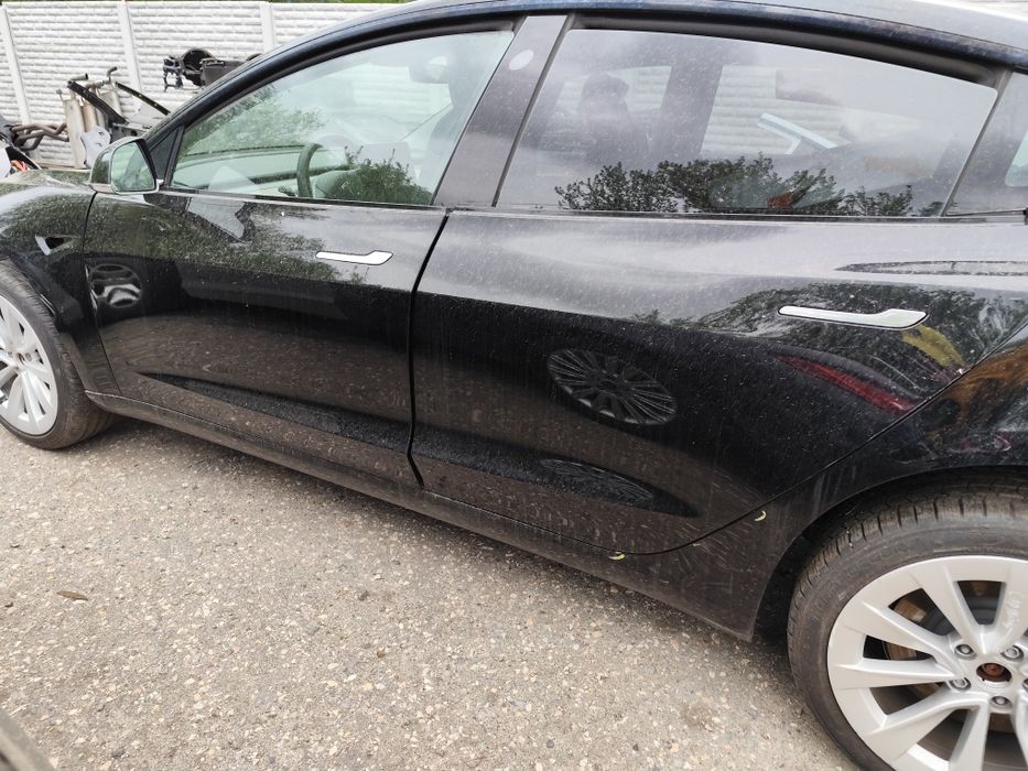 Двері на Tesla model 3 в ідеальному стані в колір без дефектів