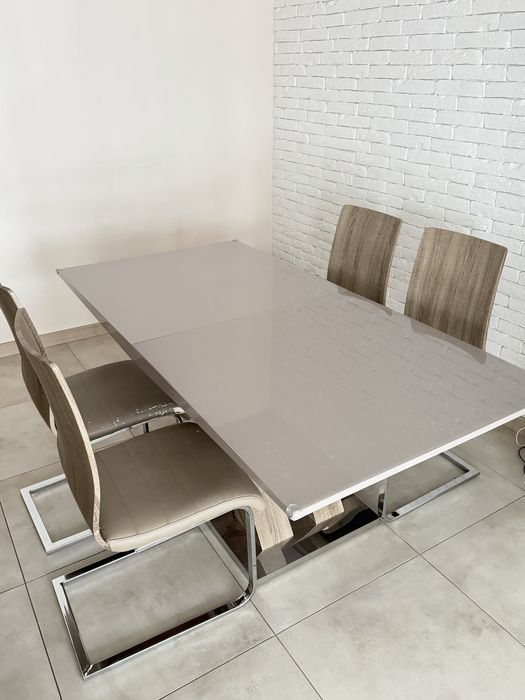 Великий розкладний стіл та стільці комплект у вітальню