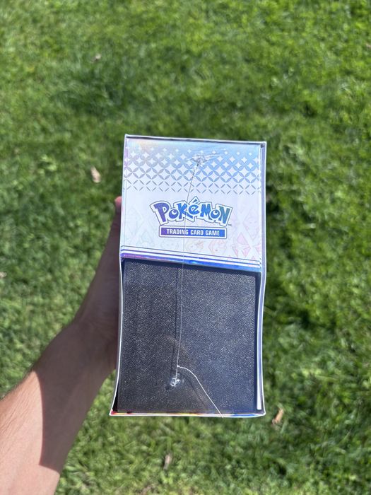 Pokémon Prismatic Evolutions ETB