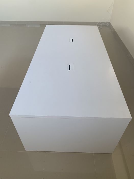 Стіл на 6 робочих місць з розетками