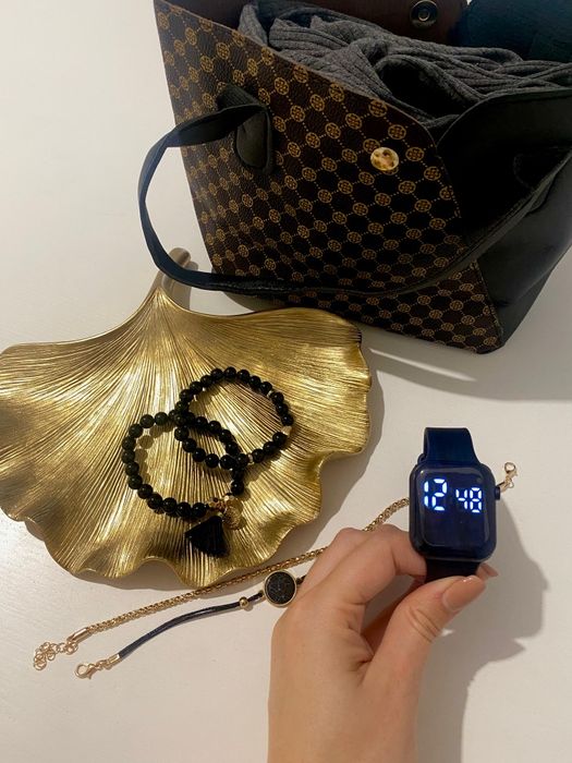 Conjunto Relógio +  2 Pulseira + 2 Colares por  18€. Oferta da mala