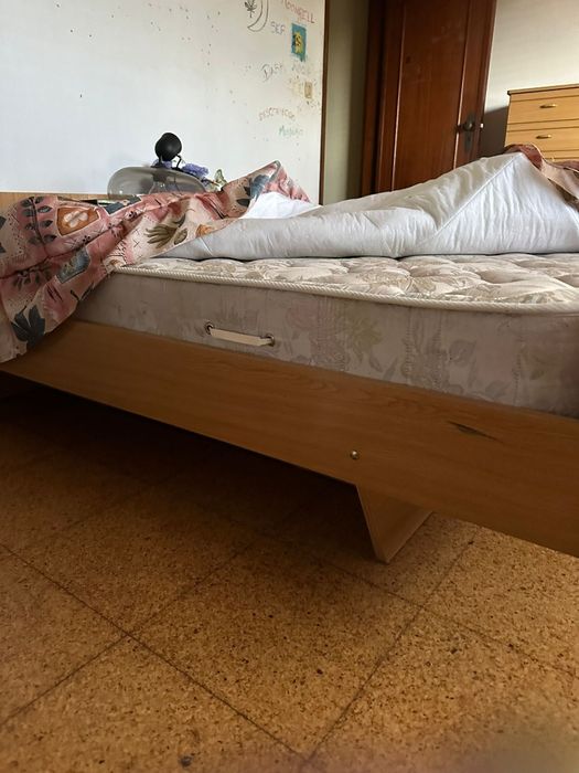 Cama com Colchão e Estrado + Mesinha de Cabeceira