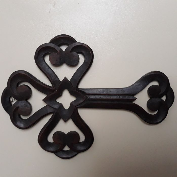 Cruz dourada e de madeira parede