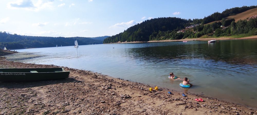 Domki blisko jeziora ,  wolny domek w Bieszczadach górach nad jeziorem
