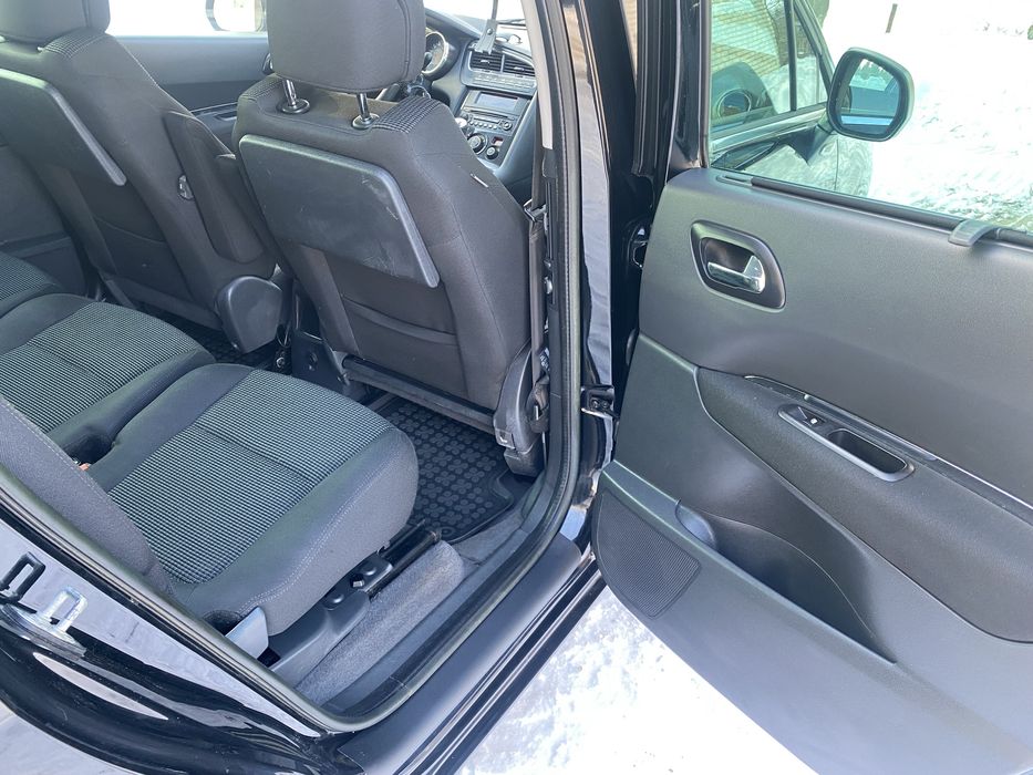 Автомобіль peugeot 5008