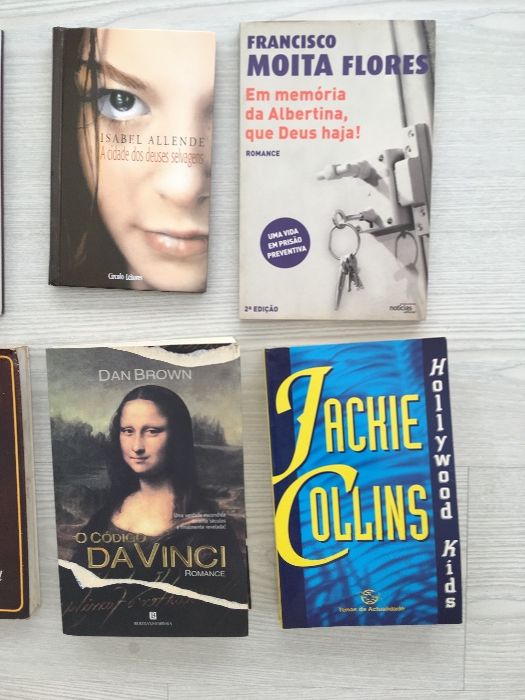 Livros variados: P. Coelho, Dan Brown, M. Flores, Karen Blixen, etc