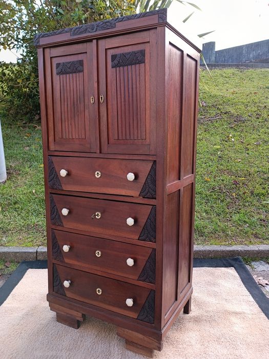 Móvel armário ou guarda-roupa, frequentemente associado ao estilo colo