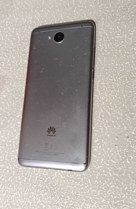 Smartphone Huawei Y7 + acessórios (ecrã rachado s/ interferências)