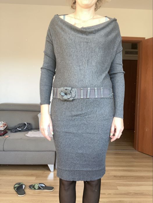 Sukienka z ozdobnym paskiem