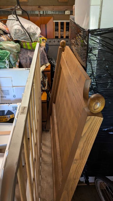 Cama casal em madeira maciça + 2 mesas de cabeceira