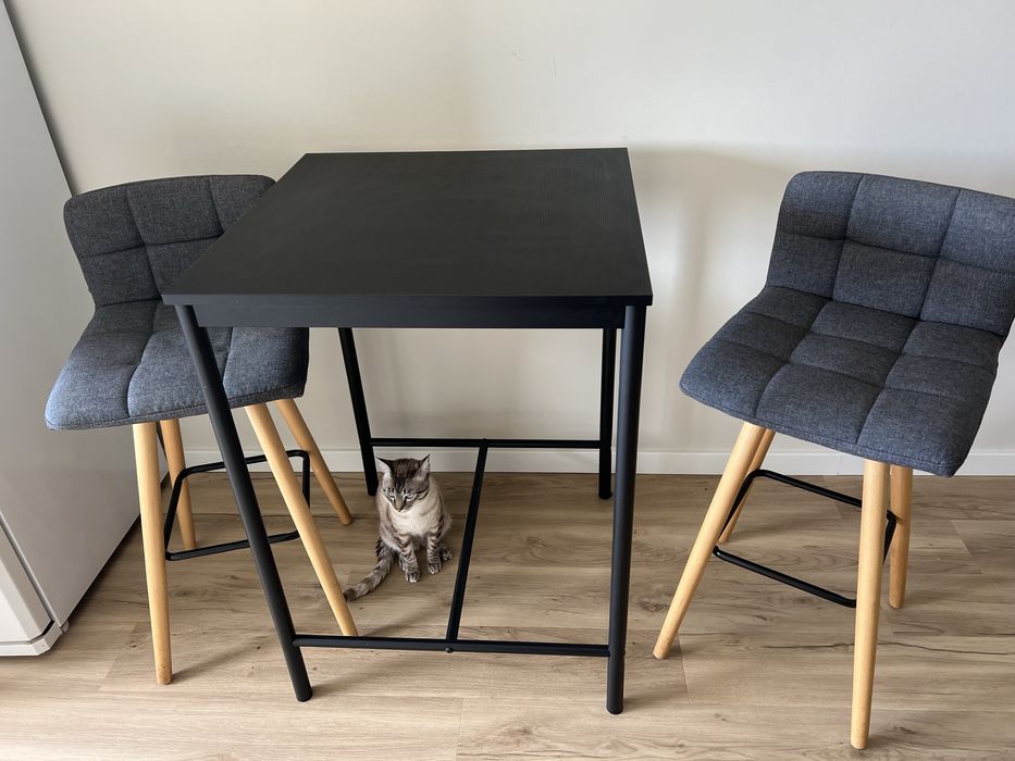 Mesa ikea preta + dois bancos altos