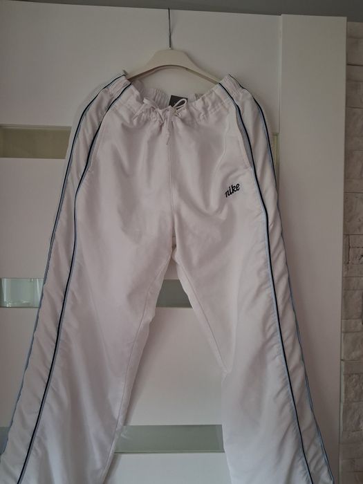 Białe spodnie Nike unisex
