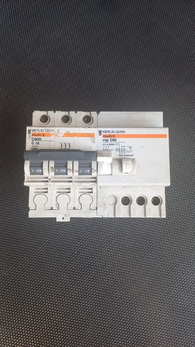 Disjuntor Merlin Gerin C60H C16 com módulo diferencial Vigi C60