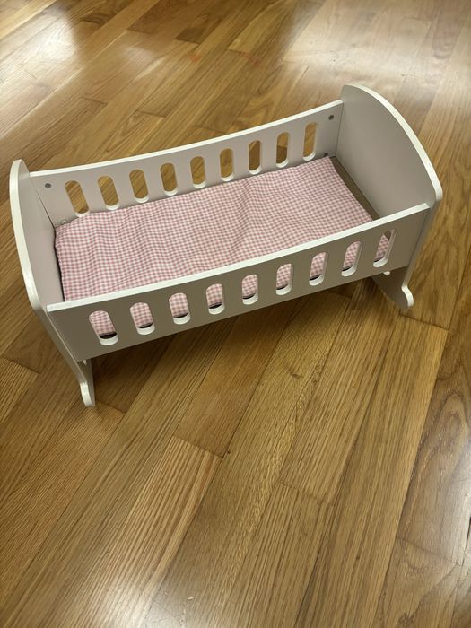 Cama de bonecas em madeira