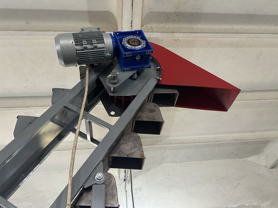 Транспортер ковшовий загрузочний. Норія . Елеватор. Конвеєр ковшовий