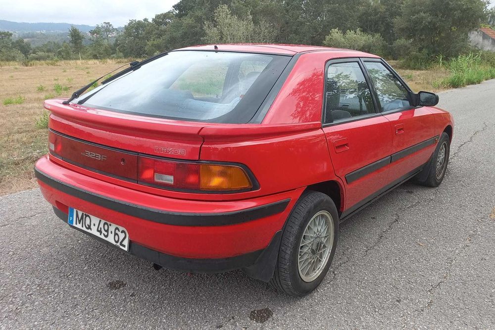 Mazda 323f Vermelho