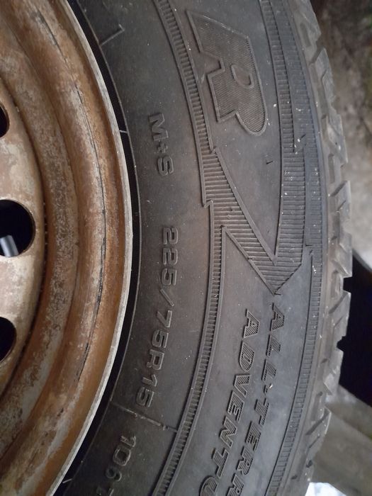 Pneus 225.75r15 e jantes originais isuzu 4x4
