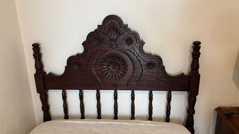 Cama antiga + Estrado + Colchão EXCELENTE ESTADO