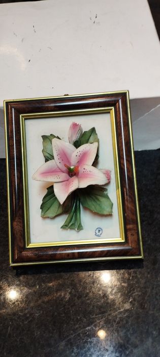 Quadro com flor em alto relevo