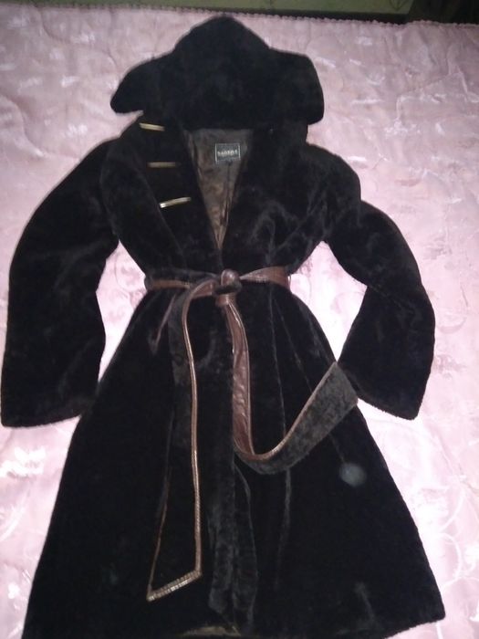 Мутоновая шуба с капюшоном.