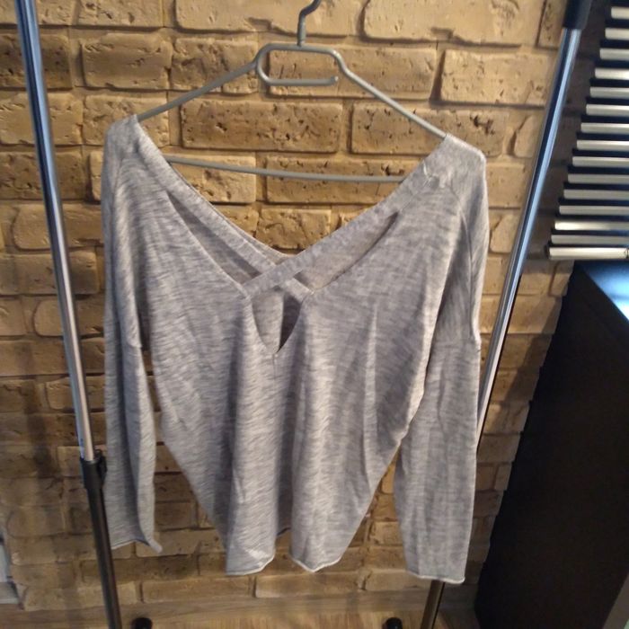 Sweter głęboki dekold