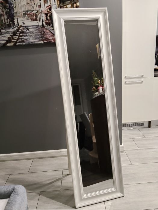 Lustro stojące w ramie