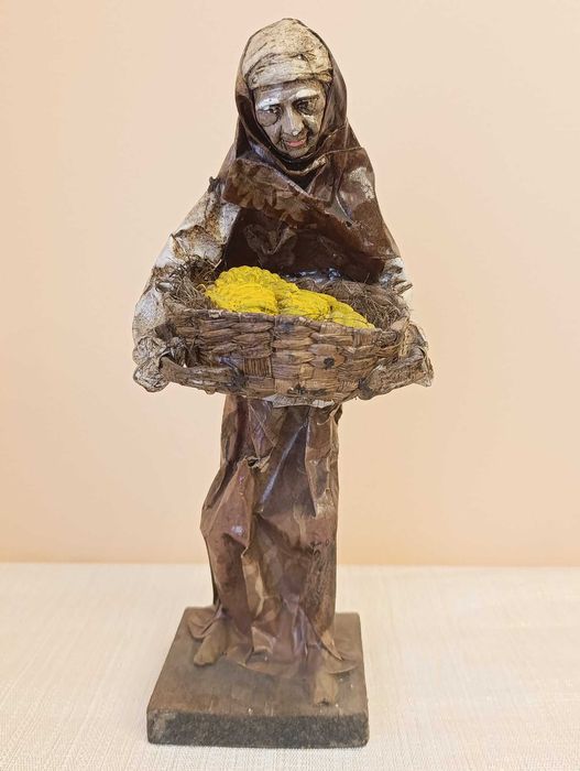 Figura de artesanato mulher em papel maché com cesta de bananas
