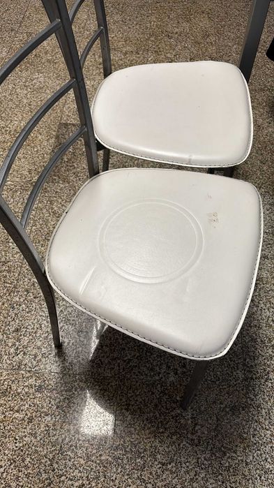 Mesa de cozinha + 4 cadeiras — Maia