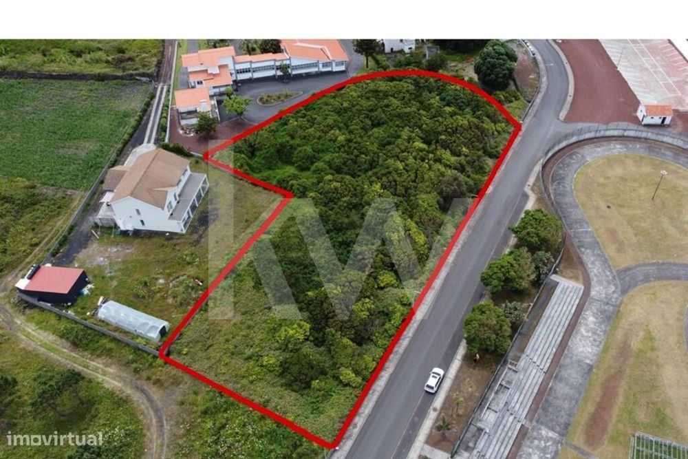 Terreno Urbanizável com 4708,05 m2 no centro da Madalena do Pico