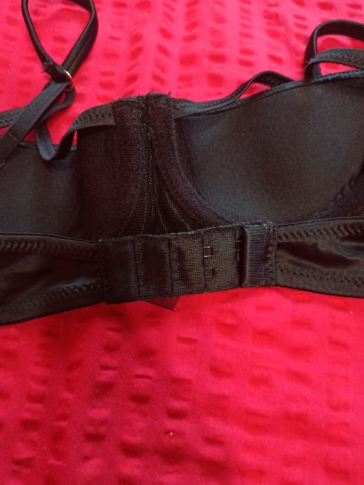 Biustonosz z ozdobnymi paskami