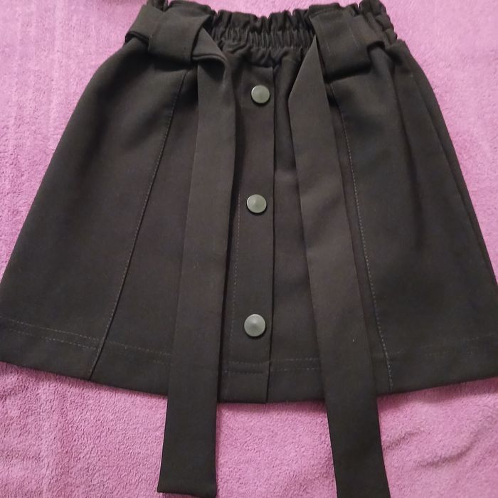 Чорна спідничка.