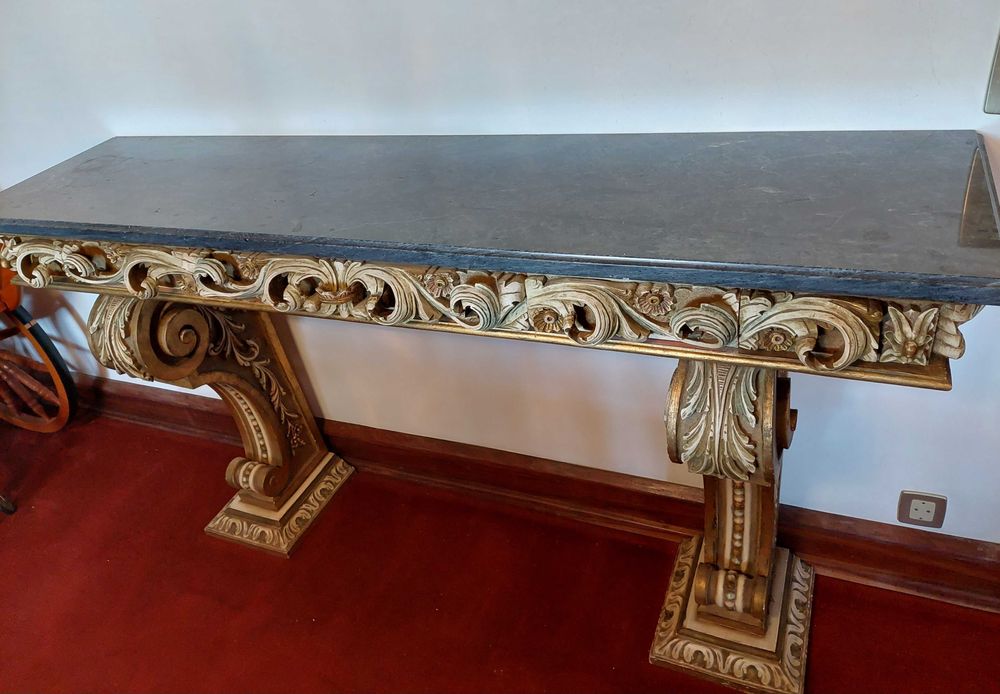 Credência antiga madeira trabalhada