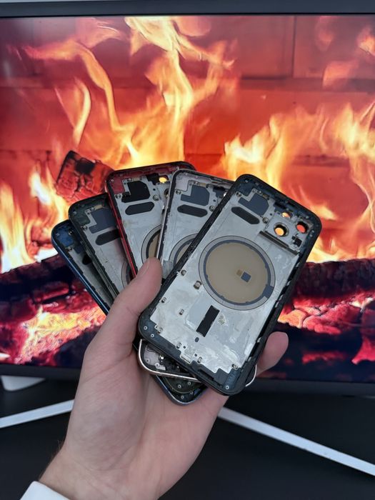 Оригинальні корпуси iPhone 13