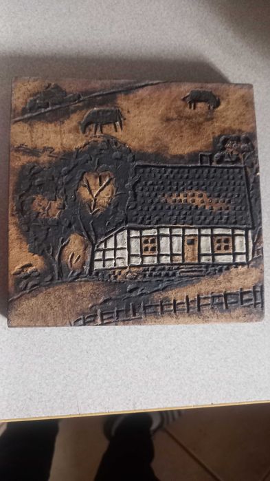 Płytka ceramiczna do zawieszenia