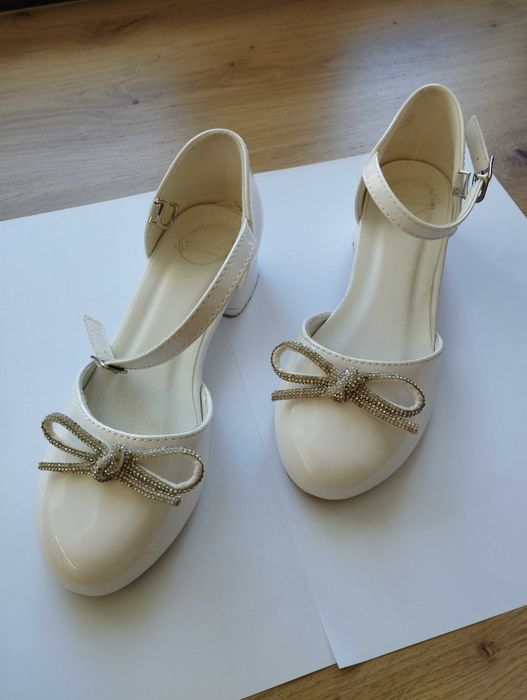 Buty lakierki komunijne białe r33