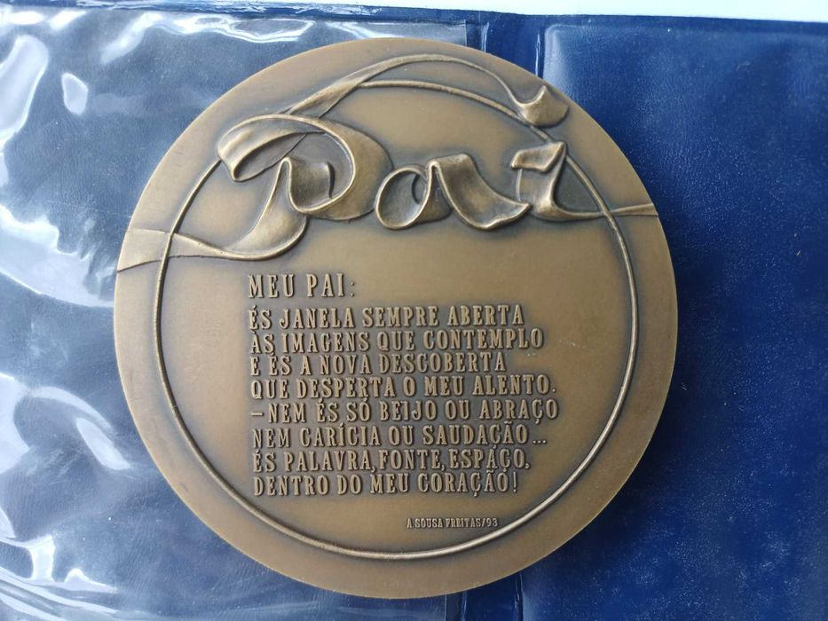 Medalha comemorativa do Dia do Pai – A André e A Sousa Freitas