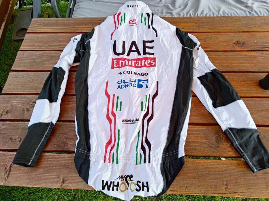 UAE kurtka peleryna Pissei