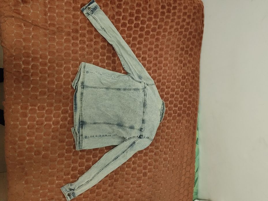 Sprzedam jasną dżinsową marynarkę ZARA.
Stan idealny — noszona tylko k