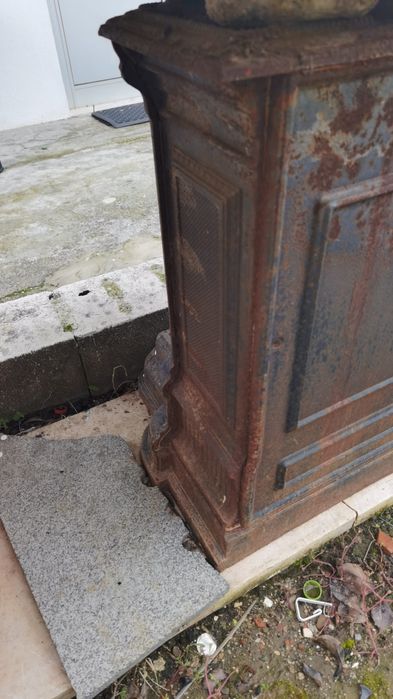 Lareira / salamandra antiga em ferro 70.5 altura 53 largura