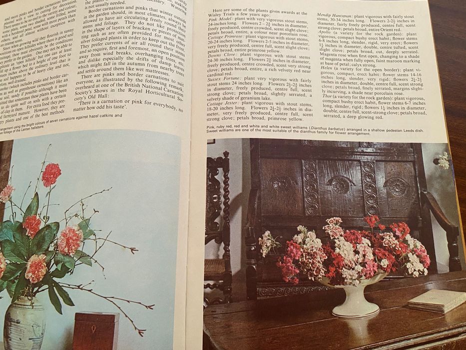 “Flower Arranging in Colour” de Betty Massingham