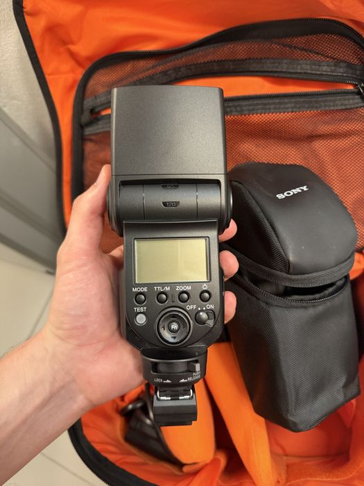 Sony Alpha A77 + 16-50mm f/2.8 SSM + Flash Sony