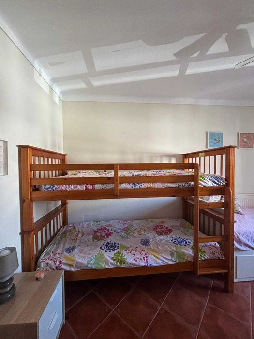 Beliche com colchões em V. N. Milfontes