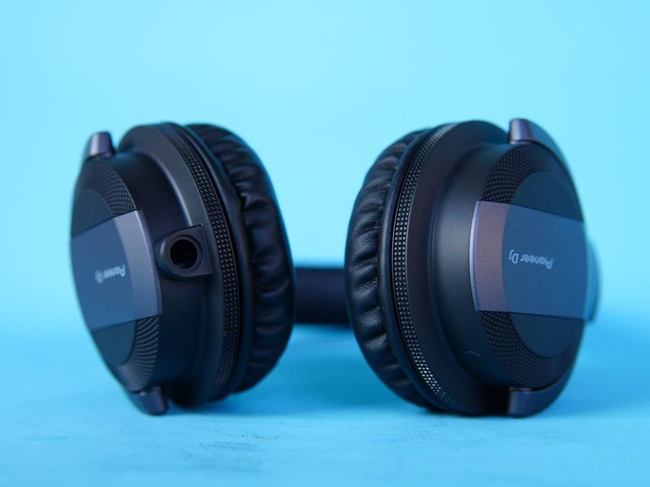 Профессиональные накладные наушники Pioneer HDJ-CUE1 — чистый звук,