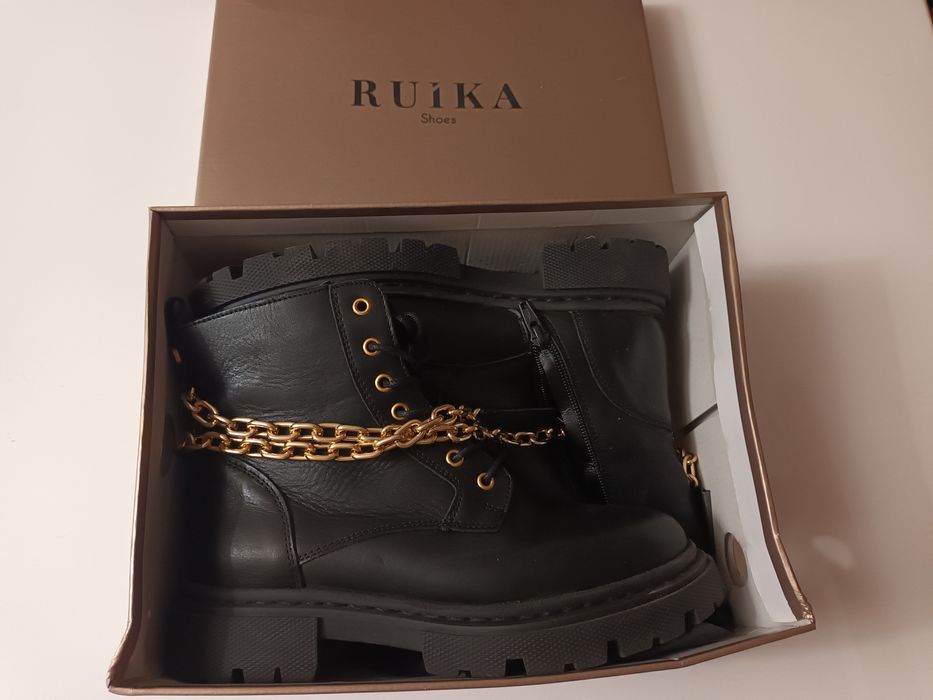 Botas Ruika 38 pretas com correntes douradas